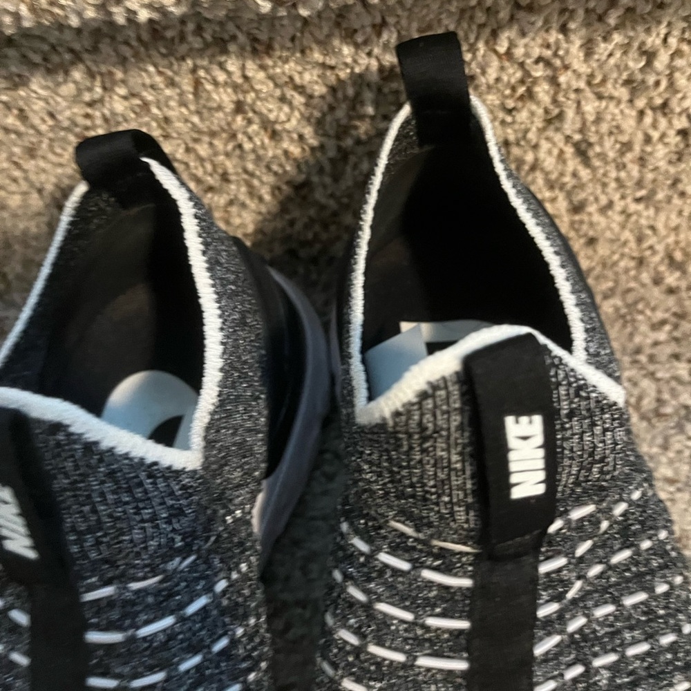 Nike women’s black and white slips on - Picture 3 of 5